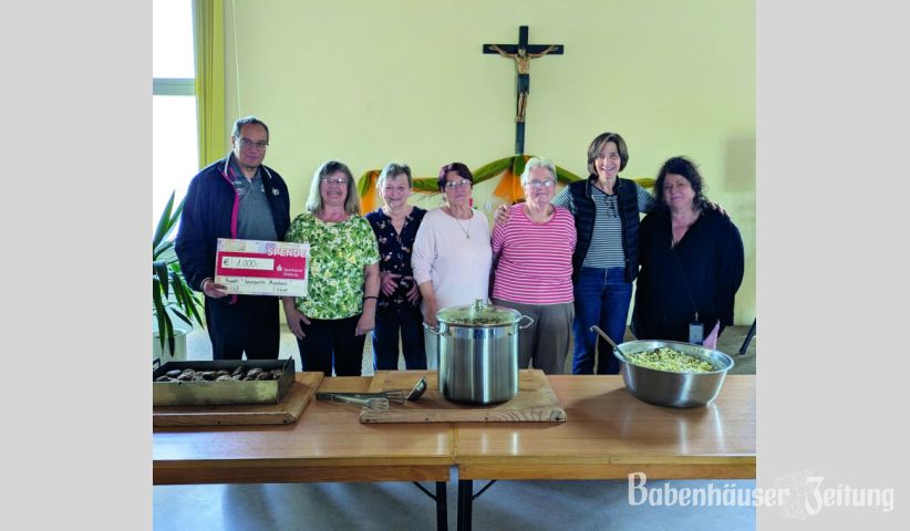Pfarrer Ulrich Möbus mit Team der „Gesegneten Mahlzeit“ (v.li.) Susan Theodoropoulos, Margarete Debetshäuser, Theresa Schikowski, Gisela Rademer, Petra Rackensberger und Alexandra Kattner.