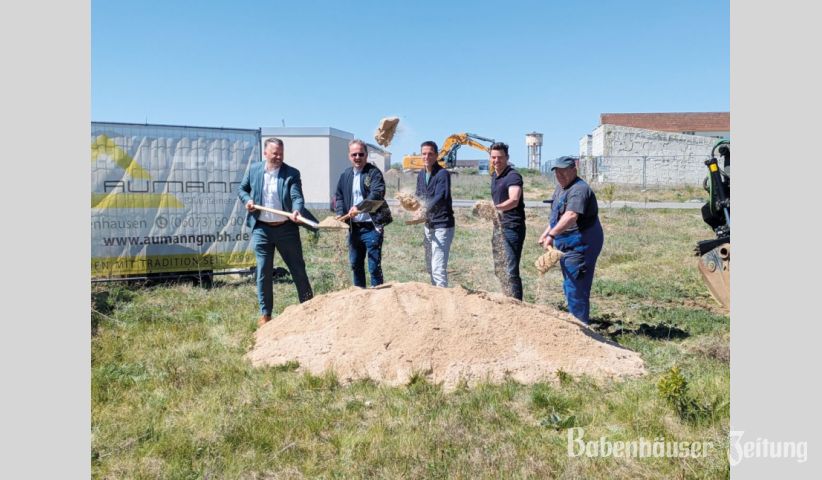 Erster Spatenstich an dem Gr&uuml;ng&uuml;rtel der &bdquo;Kaiserg&auml;rten&ldquo;. Das Bild zeigt (v.li.): B&uuml;rgermeister Dominik Stadler, Daniel Beitlich und Markus Aumann (Konversionsgesellschaft), Jan B&ouml;rner (Gesch&auml;ftsf&uuml;hrer Firma Aumann) und Andreas H&uuml;ther (Firma Aumann). Der Gr&uuml;ng&uuml;rtel f&uuml;hrt nach seiner Fertigstellung vom Gel&auml;nde des Luftsportclubs bis zum Babenh&auml;user Bahnhof.