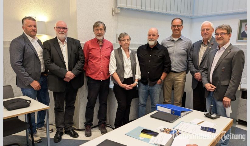 Der neue Magistrat (v.li.): B&uuml;rgermeister Dominik Stadler, Ralf Guinet (Die Gr&uuml;nen), Norbert Gei&szlig;ler (SPD), Monika Jonas (FWB), Joachim Sander (SPD), Frank Bornschlegell und Reinhard Rupprecht (beide CDU). Stadtverordnetenvorsteher Ingo Rohrwasser (CDU) gratulierte.