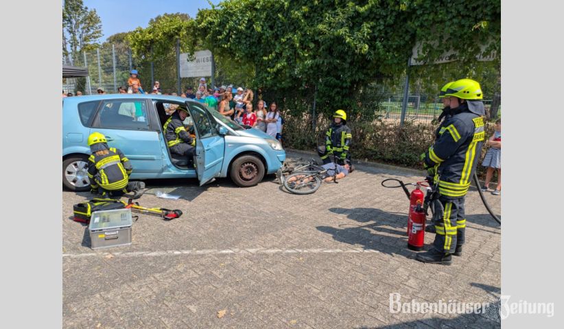 Bei der Schauübung der Freiwilligen Feuerwehr Babenhausen wurde ein Verkehrsunfall dargestellt. Mit schwerem Rettungsgerät wurden die Personen aus ihrer mißlichen Lage befreit. Anschaulich wurden die verschiedenen Übungsabschnitte von Stadtbrandinspektor Heiko Plischke erläutert.