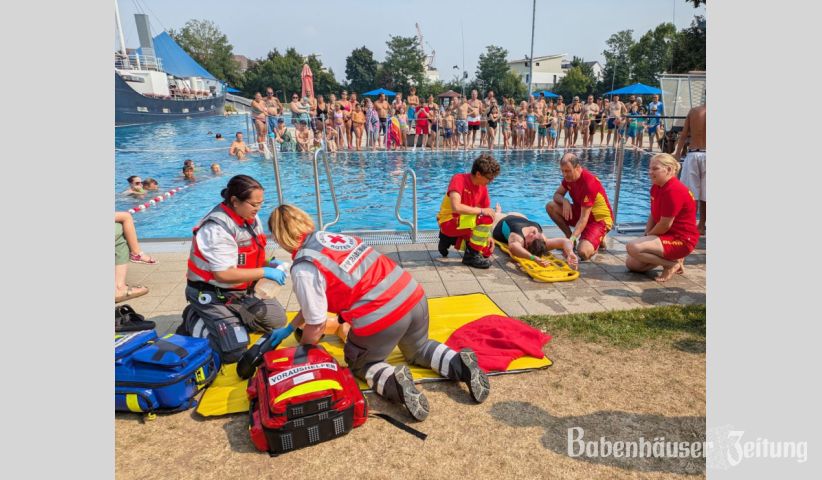 Schauübung beim Blaulichttag im Freibad Babenhausen. Ein Badegast verliert nach einem Sprung ins kühle Nass die Besinnung. Ein Rettungsschwimmer der DLRG bringt die Person an den Beckenrand, wo sie mit einem speziellen Spineboard sicher aus dem Becken gebracht wird. Die Voraushelfer des Deutschen Roten Kreuzes kümmern sich anschließend um den verunfallten Badegast.