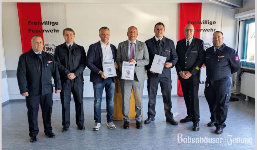 Gruppenbild im Rahmen der Überreichung von zwei Förderbescheiden des Landes Hessen, durch Innenminister Roman Poseck. (v.li.): Marcel Sauerwein, Thomas Hölzer, Bürgermeister Dominik Stadler, Innenminister Roman Poseck, Stadtbrandinspektor Heiko Plischke, Kreisbrandinspektor Matthias Maurer-Hardt und Kevin Altwasser.