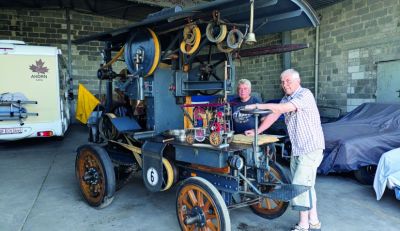 Eine historische Bands&auml;ge der Firma Kaelble, aus dem Jahr 1923, und auf deren Arbeitsfl&auml;che ein Modell im Ma&szlig;stab 1:6, welches in diesem Jahr fertiggestellt wurde. Beim Babenh&auml;user Altstadtfest (im Jahr 2022) stellte Harald Weber (li.) seine selbstfahrende Bands&auml;ge aus und Gerhard Rogen war Feuer und Flamme, schon bald war klar: diese Bands&auml;ge wird nachgebaut. Beim diesj&auml;hrigen Altstadtfest kann man bei der Traktoren- und Landmaschinenausstellung, organisiert von den Traktorfreunden Babenhausen (im Schatten des Hexenturms), beide beeindruckende Objekte bewundern.
