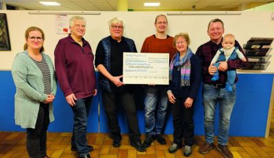 Nach Aufl&ouml;sung des Vereins &bdquo;Buergermobil&ldquo; wurde das Vereinsguthaben an den LebensMittelPunkt gespendet. (v.li.): Jessica Elvert-Schumacher und&nbsp; Karl Herget vom LebensMittelPunkt, Achim Knick, Alexander Schwinn und Sabine Knick von Buergermobil und S&ouml;ren Elvert (LebensMittelPunkt).