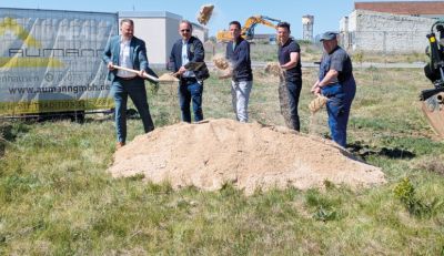 Erster Spatenstich an dem Gr&uuml;ng&uuml;rtel der &bdquo;Kaiserg&auml;rten&ldquo;. Das Bild zeigt (v.li.): B&uuml;rgermeister Dominik Stadler, Daniel Beitlich und Markus Aumann (Konversionsgesellschaft), Jan B&ouml;rner (Gesch&auml;ftsf&uuml;hrer Firma Aumann) und Andreas H&uuml;ther (Firma Aumann). Der Gr&uuml;ng&uuml;rtel f&uuml;hrt nach seiner Fertigstellung vom Gel&auml;nde des Luftsportclubs bis zum Babenh&auml;user Bahnhof.