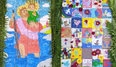 Die &bdquo;Blumenteppiche&ldquo; der Fronleichnamsprozession wurden in diesem Jahr k&uuml;nstlerisch gestaltet. Der neue Name der Kirchengemeinde &bdquo;St. Christophorus&ldquo; stand hierbei Pate f&uuml;r den Altar vor dem Rathaus (links). Eine sch&ouml;ne Collage zierte den Altar vor der Bachgauschule (rechts).