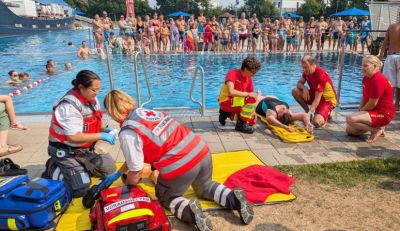 Schau&uuml;bung beim Blaulichttag im Freibad Babenhausen. Ein Badegast verliert nach einem Sprung ins k&uuml;hle Nass die Besinnung. Ein Rettungsschwimmer der DLRG bringt die Person an den Beckenrand, wo sie mit einem speziellen Spineboard sicher aus dem Becken gebracht wird. Die Voraushelfer des Deutschen Roten Kreuzes k&uuml;mmern sich anschlie&szlig;end um den verunfallten Badegast.