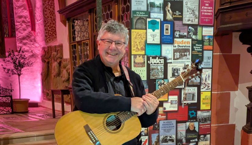 Der Liedermacher J&uuml;rgen Poth in der Pause des Konzertes &bdquo;J&uuml;dische Nachbarn: Rede&rsquo; mer mal Tacheles!&ldquo; in der Stadtkirche.