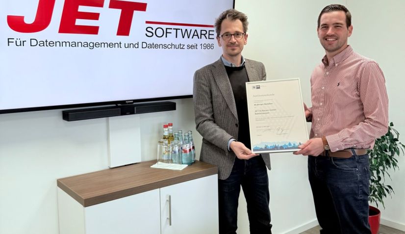 K&uuml;rzlich gratulierte die Industrie- und Handelskammer Darmstadt zum 40-j&auml;hrigen Jubil&auml;um von Jet-Software, dem Gesch&auml;ftsf&uuml;hrer Amadeus Thomas (rechts) und betonte dabei die besondere Bedeutung dieser seltenen langj&auml;hrigen Erfahrung in der Enterprise-IT.