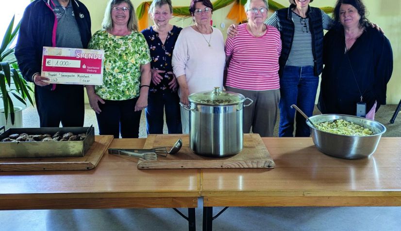 Pfarrer Ulrich M&ouml;bus mit Team der &bdquo;Gesegneten Mahlzeit&ldquo; (v.li.) Susan Theodoropoulos, Margarete Debetsh&auml;user, Theresa Schikowski, Gisela Rademer, Petra Rackensberger und Alexandra Kattner.