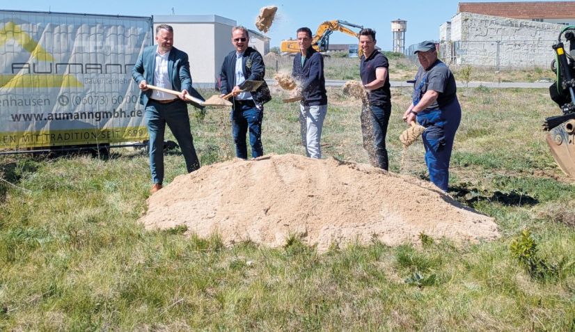 Erster Spatenstich an dem Gr&uuml;ng&uuml;rtel der &bdquo;Kaiserg&auml;rten&ldquo;. Das Bild zeigt (v.li.): B&uuml;rgermeister Dominik Stadler, Daniel Beitlich und Markus Aumann (Konversionsgesellschaft), Jan B&ouml;rner (Gesch&auml;ftsf&uuml;hrer Firma Aumann) und Andreas H&uuml;ther (Firma Aumann). Der Gr&uuml;ng&uuml;rtel f&uuml;hrt nach seiner Fertigstellung vom Gel&auml;nde des Luftsportclubs bis zum Babenh&auml;user Bahnhof.