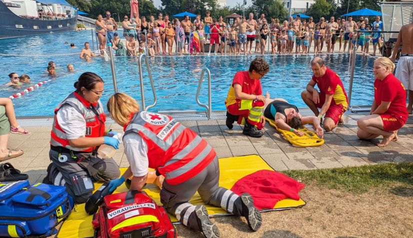 Schau&uuml;bung beim Blaulichttag im Freibad Babenhausen. Ein Badegast verliert nach einem Sprung ins k&uuml;hle Nass die Besinnung. Ein Rettungsschwimmer der DLRG bringt die Person an den Beckenrand, wo sie mit einem speziellen Spineboard sicher aus dem Becken gebracht wird. Die Voraushelfer des Deutschen Roten Kreuzes k&uuml;mmern sich anschlie&szlig;end um den verunfallten Badegast.