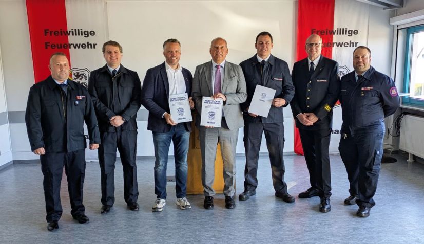 Gruppenbild im Rahmen der &Uuml;berreichung von zwei F&ouml;rderbescheiden des Landes Hessen, durch Innenminister Roman Poseck. (v.li.): Marcel Sauerwein, Thomas H&ouml;lzer, B&uuml;rgermeister Dominik Stadler, Innenminister Roman Poseck, Stadtbrandinspektor Heiko Plischke, Kreisbrandinspektor Matthias Maurer-Hardt und Kevin Altwasser.